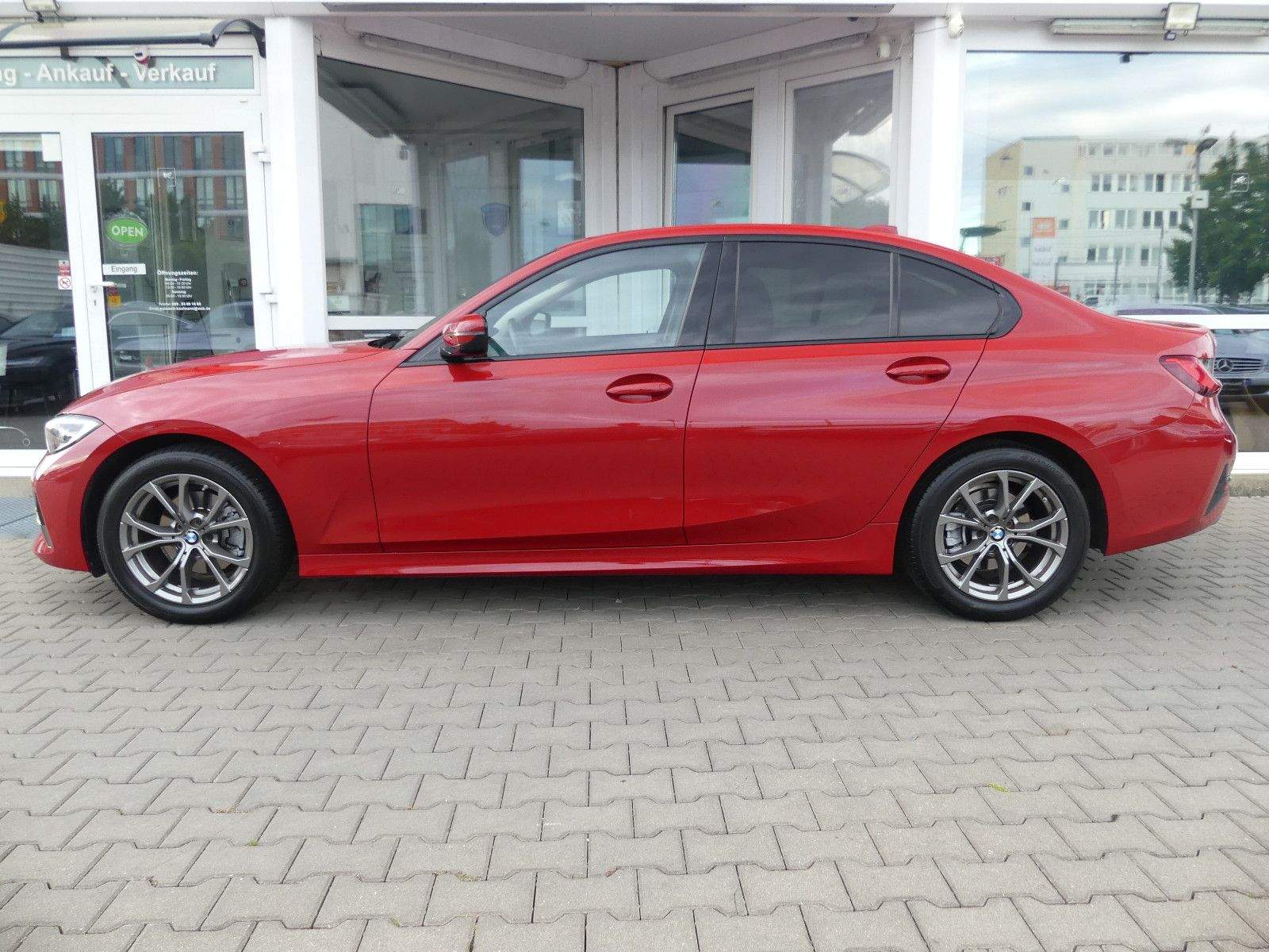 BMW 320i Sport Line LED PDC Navi CarPlay LCP 3-Klima