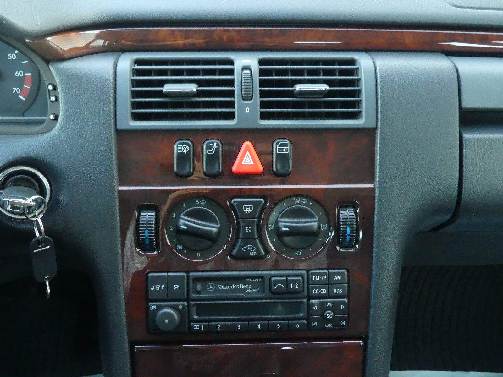 MERCEDES-BENZ E 320 Limousine Automatik Elegance Xenon