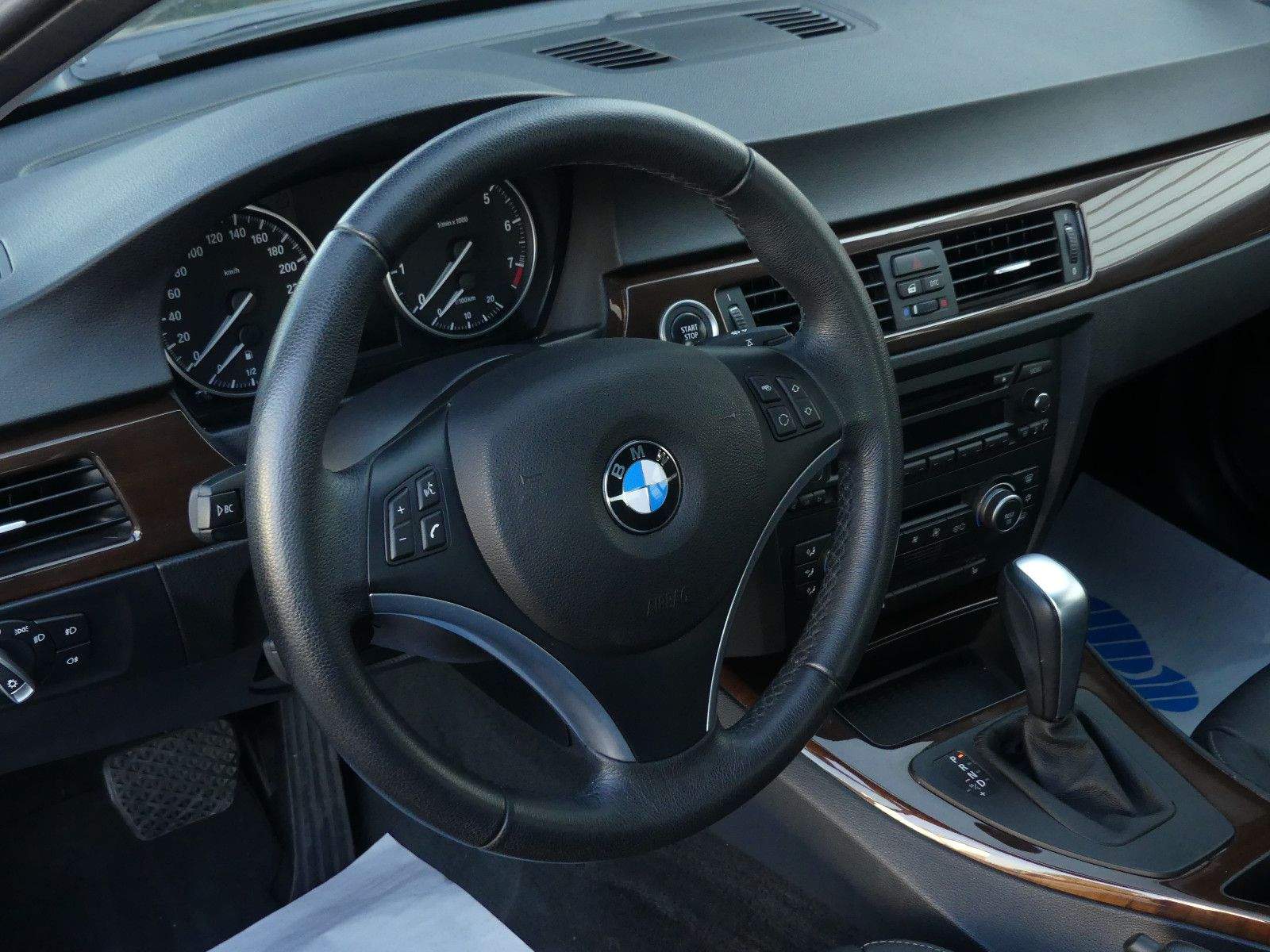 BMW 320i Lim. Automatik PDC AHK Leder Temp Wenig Km