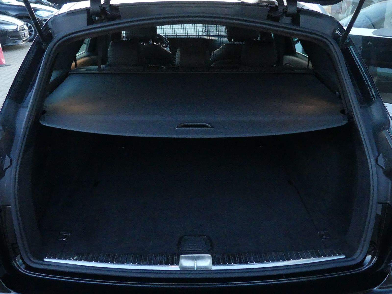 MERCEDES-BENZ E 220D Avantgarde Sport Style LED Kam. Navi.