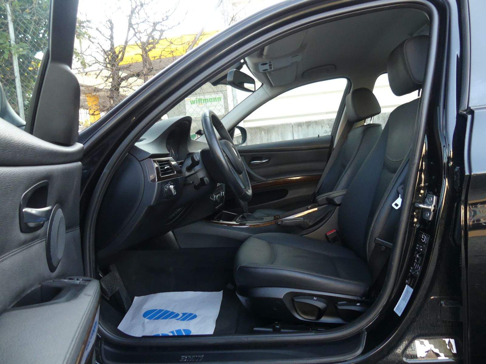BMW 320i Lim. Automatik PDC AHK Leder Temp Wenig Km