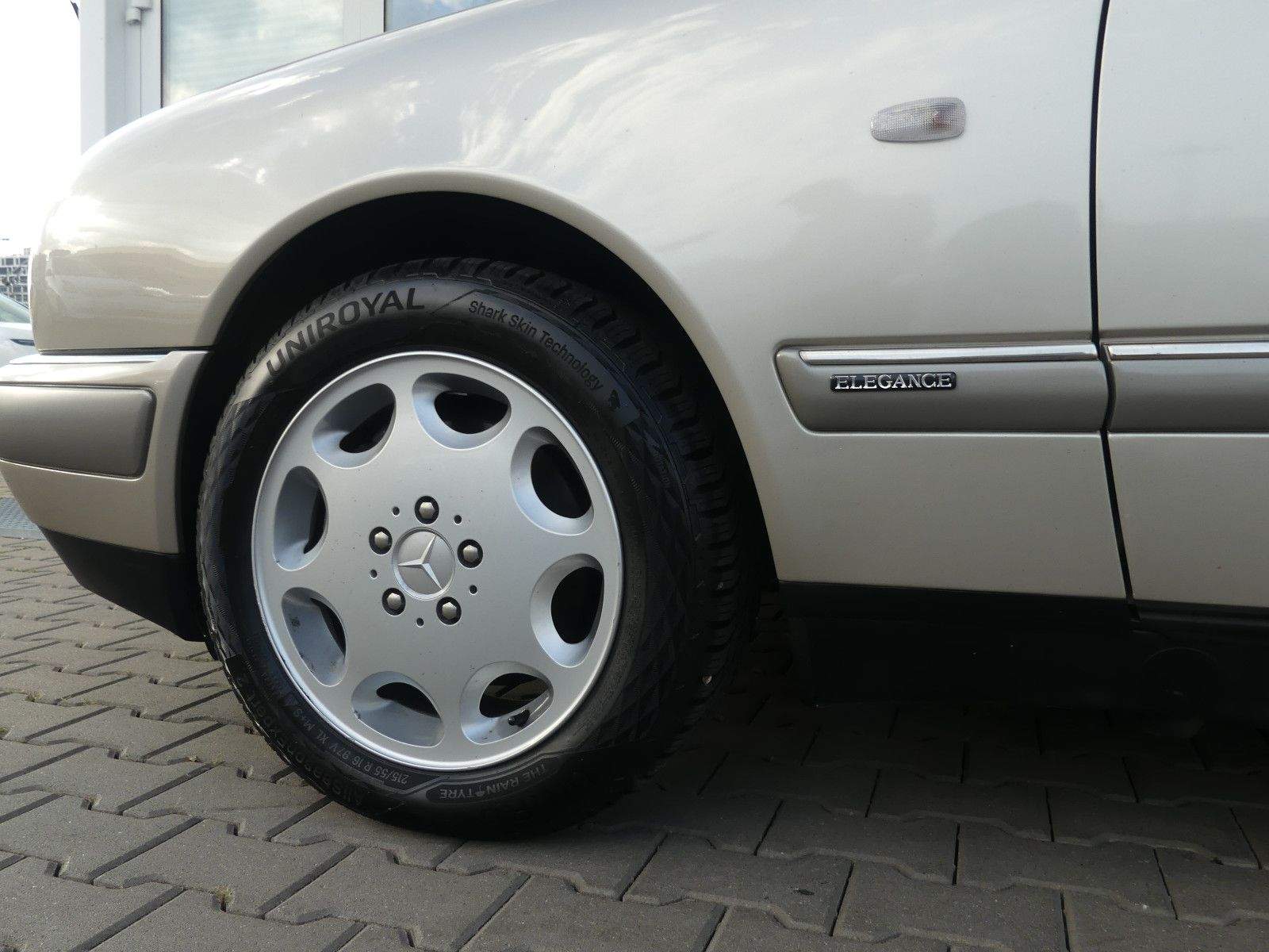 MERCEDES-BENZ E 320 Limousine Automatik Elegance Xenon