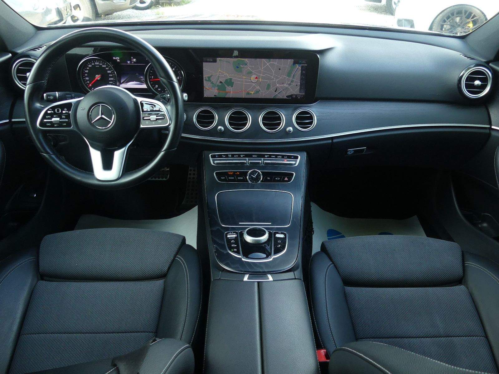 MERCEDES-BENZ E 220D Avantgarde Sport Style LED Kam. Navi.