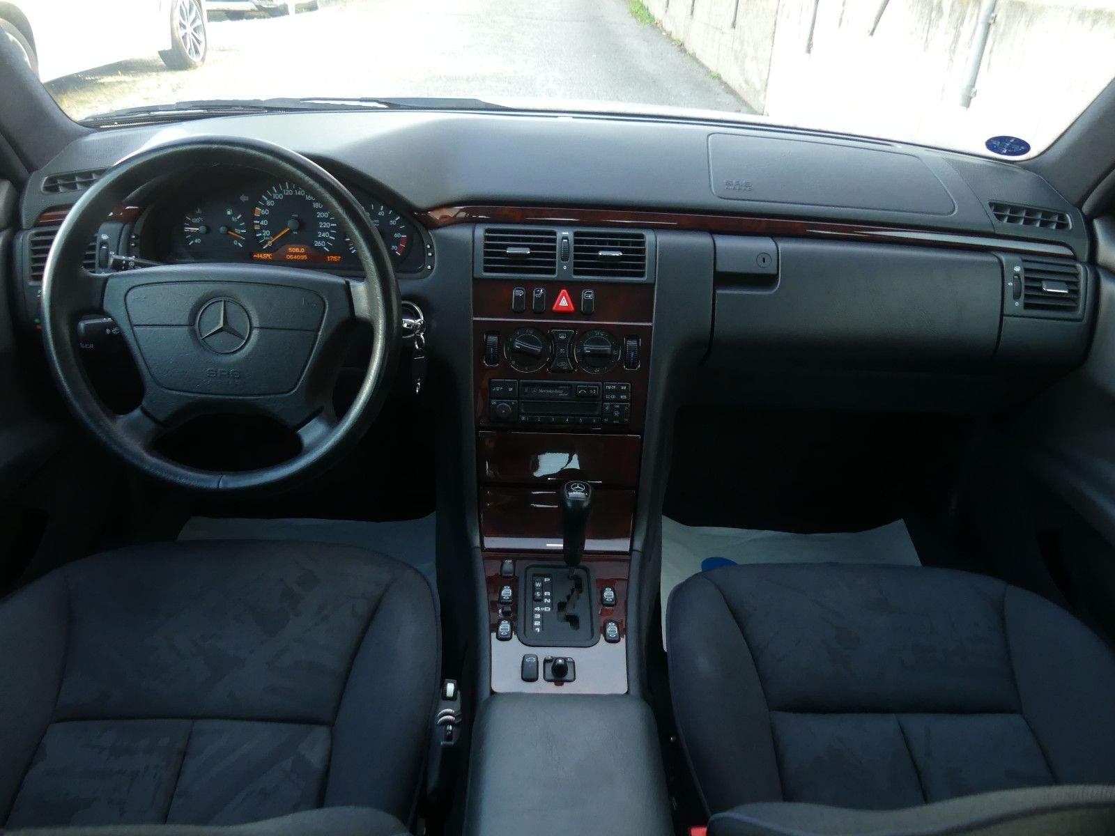 MERCEDES-BENZ E 320 Limousine Automatik Elegance Xenon