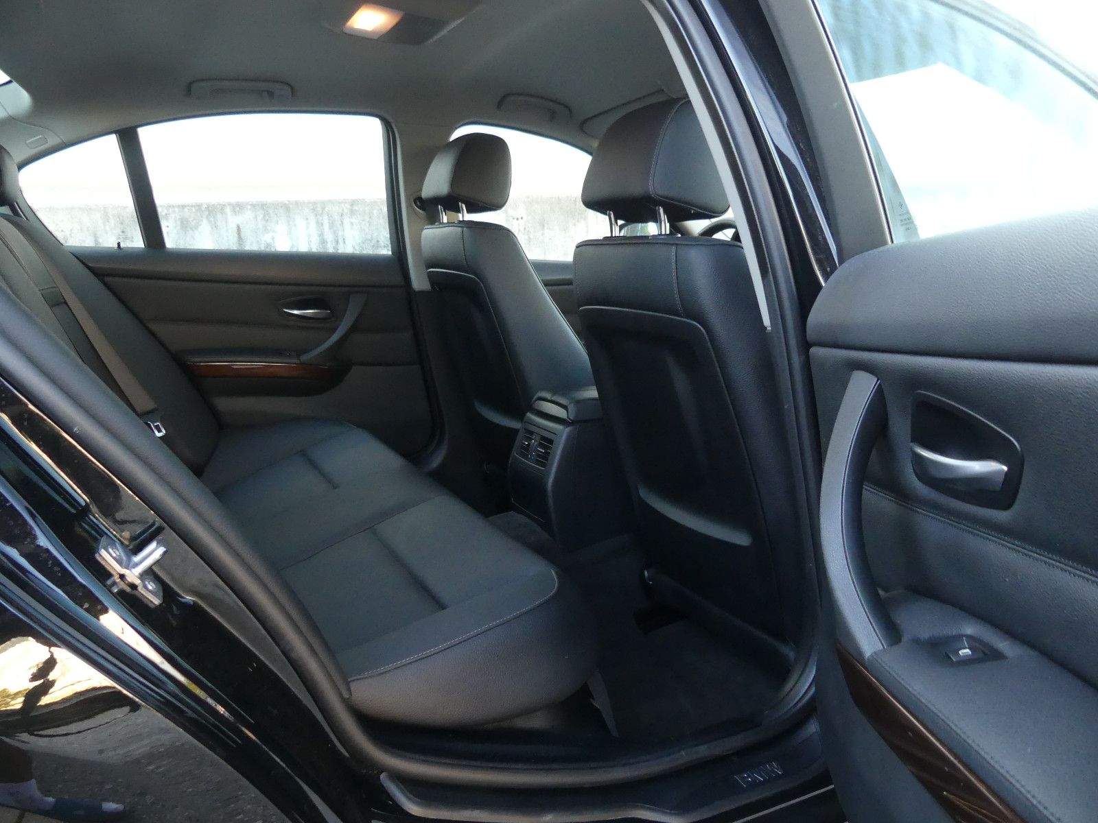 BMW 320i Lim. Automatik PDC AHK Leder Temp Wenig Km