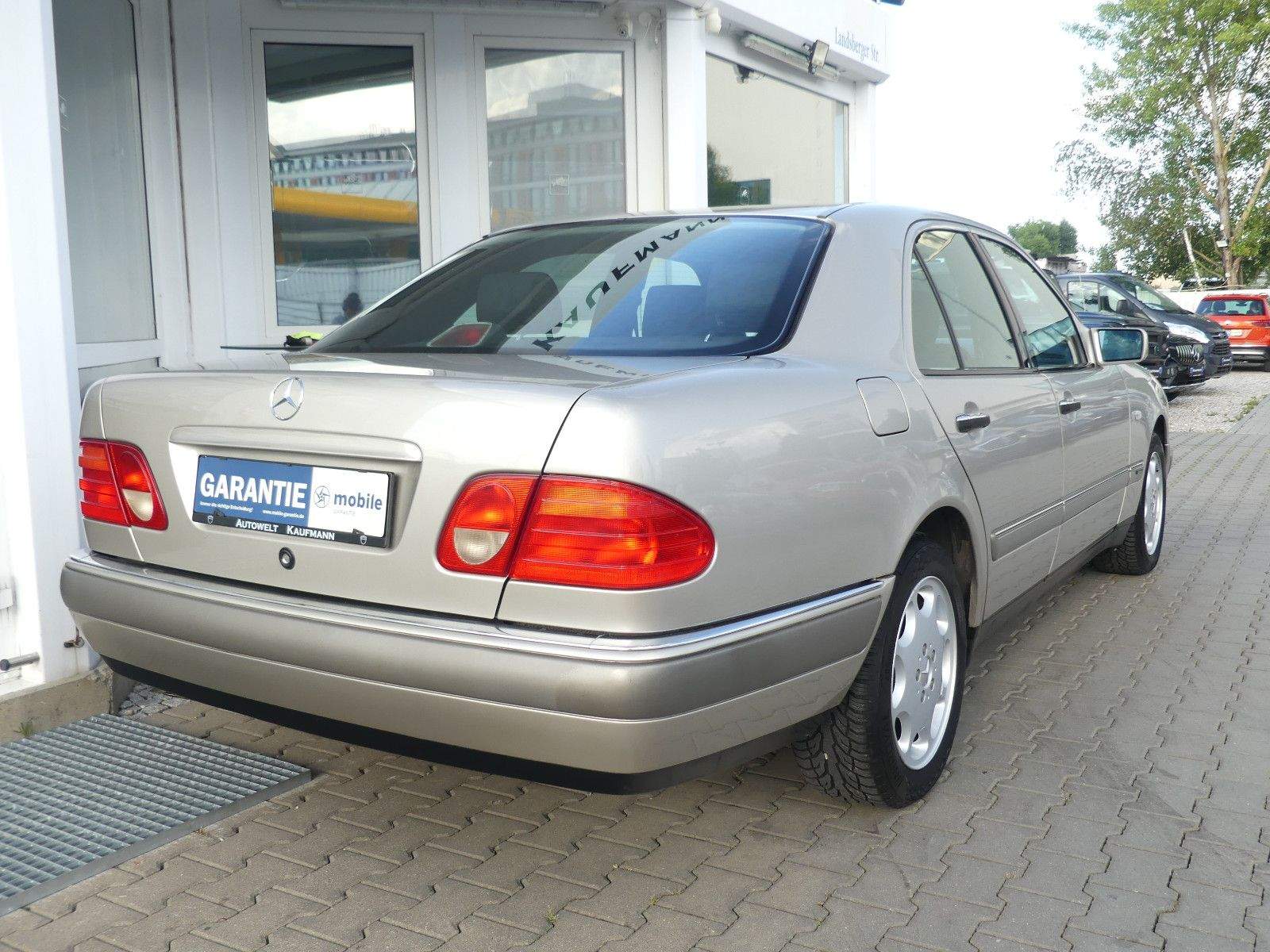 MERCEDES-BENZ E 320 Limousine Automatik Elegance Xenon