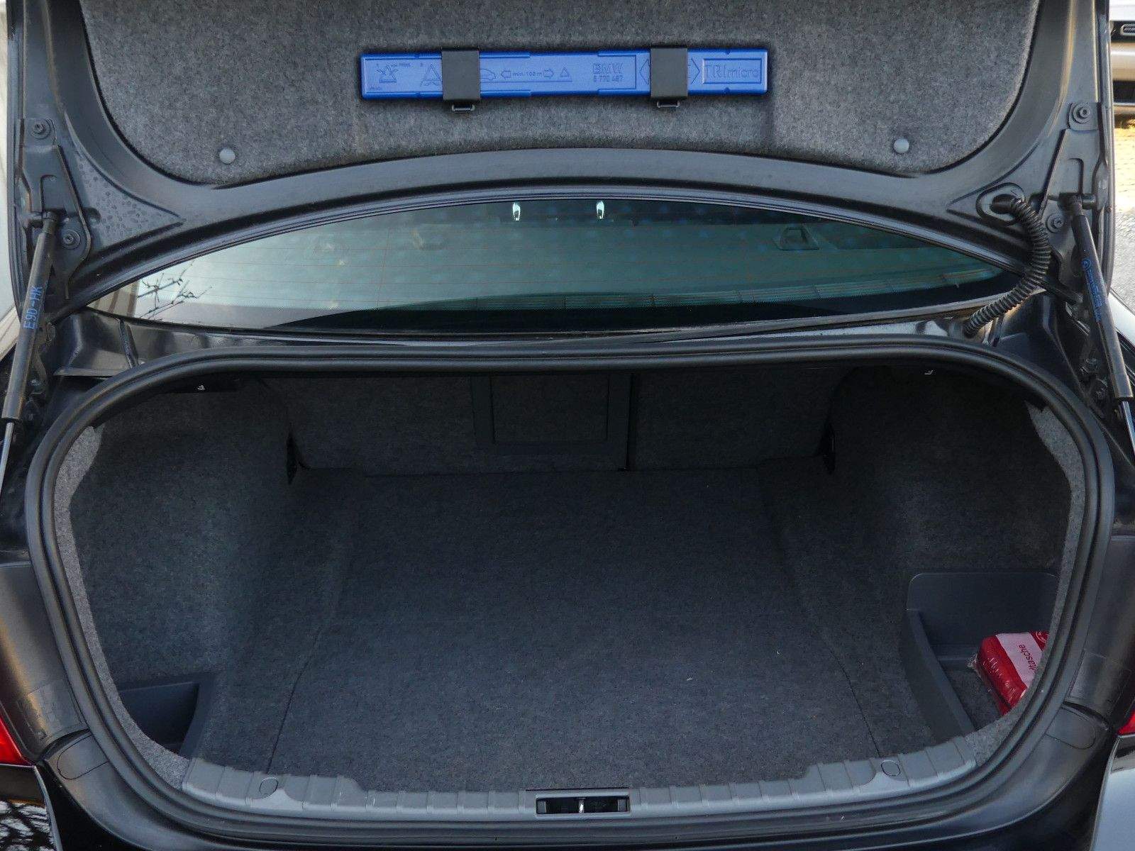 BMW 320i Lim. Automatik PDC AHK Leder Temp Wenig Km