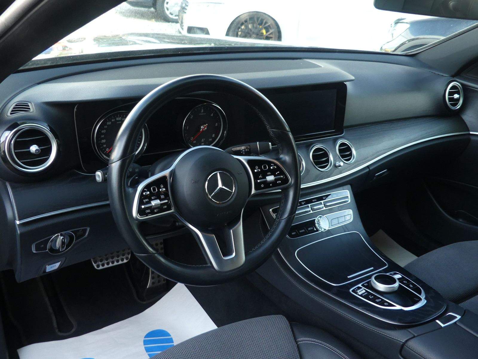 MERCEDES-BENZ E 220D Avantgarde Sport Style LED Kam. Navi.