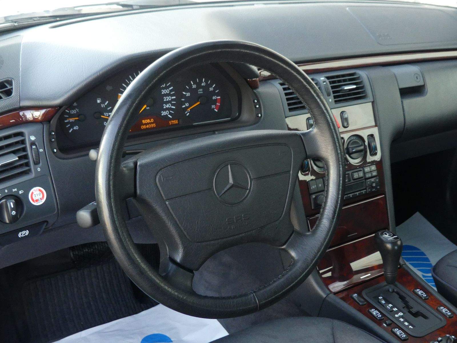 MERCEDES-BENZ E 320 Limousine Automatik Elegance Xenon
