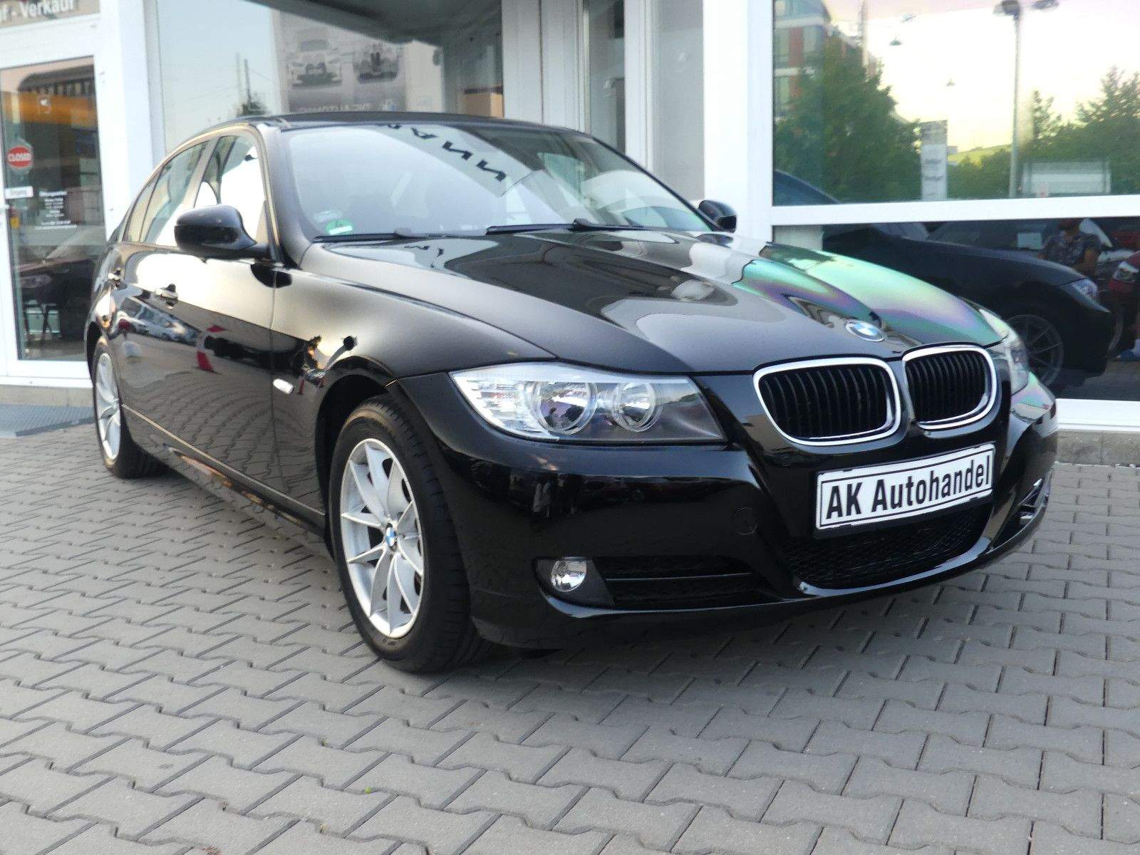 BMW 320i Lim. Automatik PDC AHK Leder Temp Wenig Km