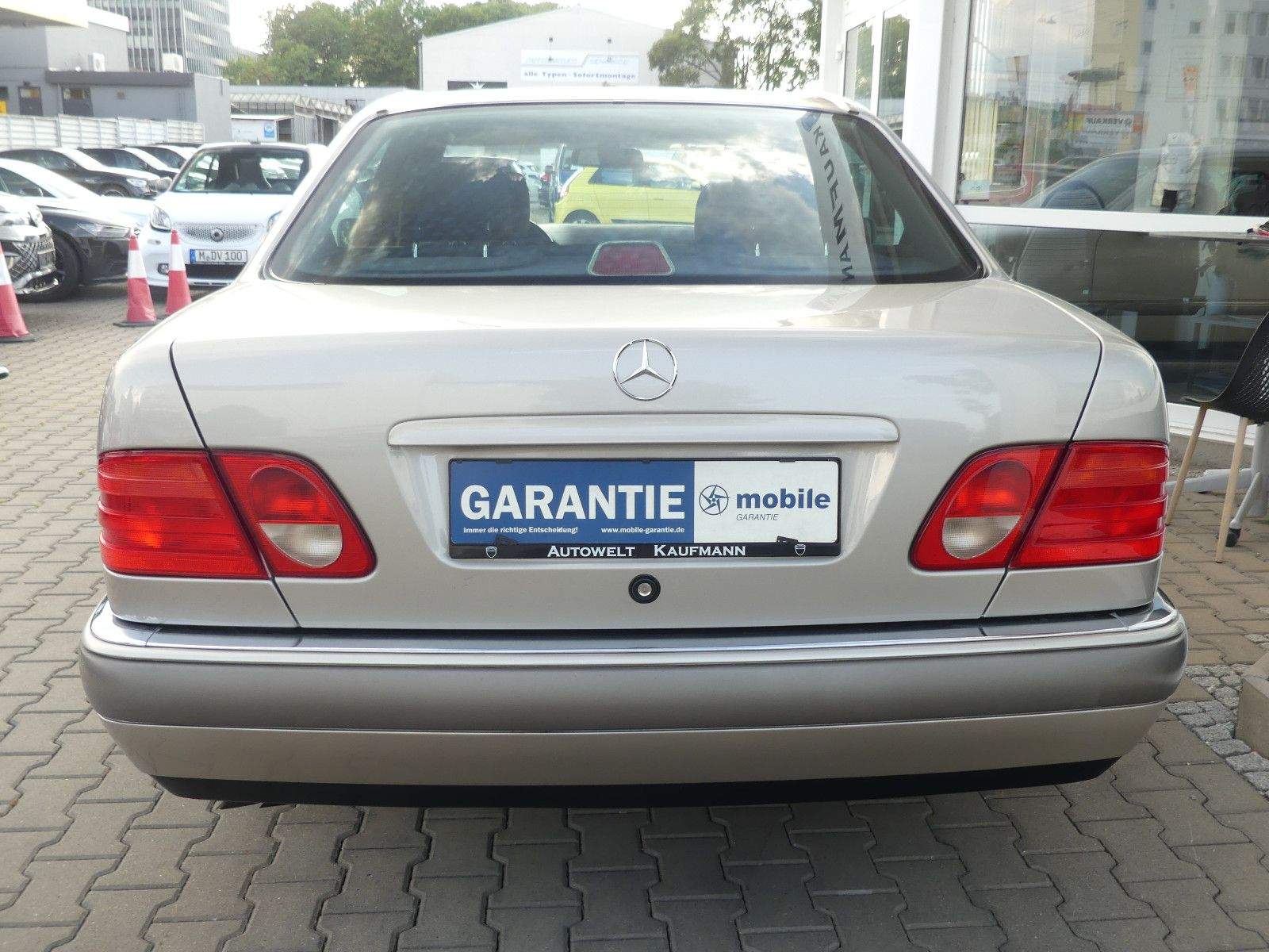 MERCEDES-BENZ E 320 Limousine Automatik Elegance Xenon