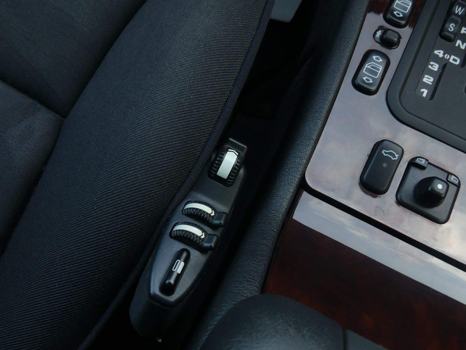MERCEDES-BENZ E 320 Limousine Automatik Elegance Xenon
