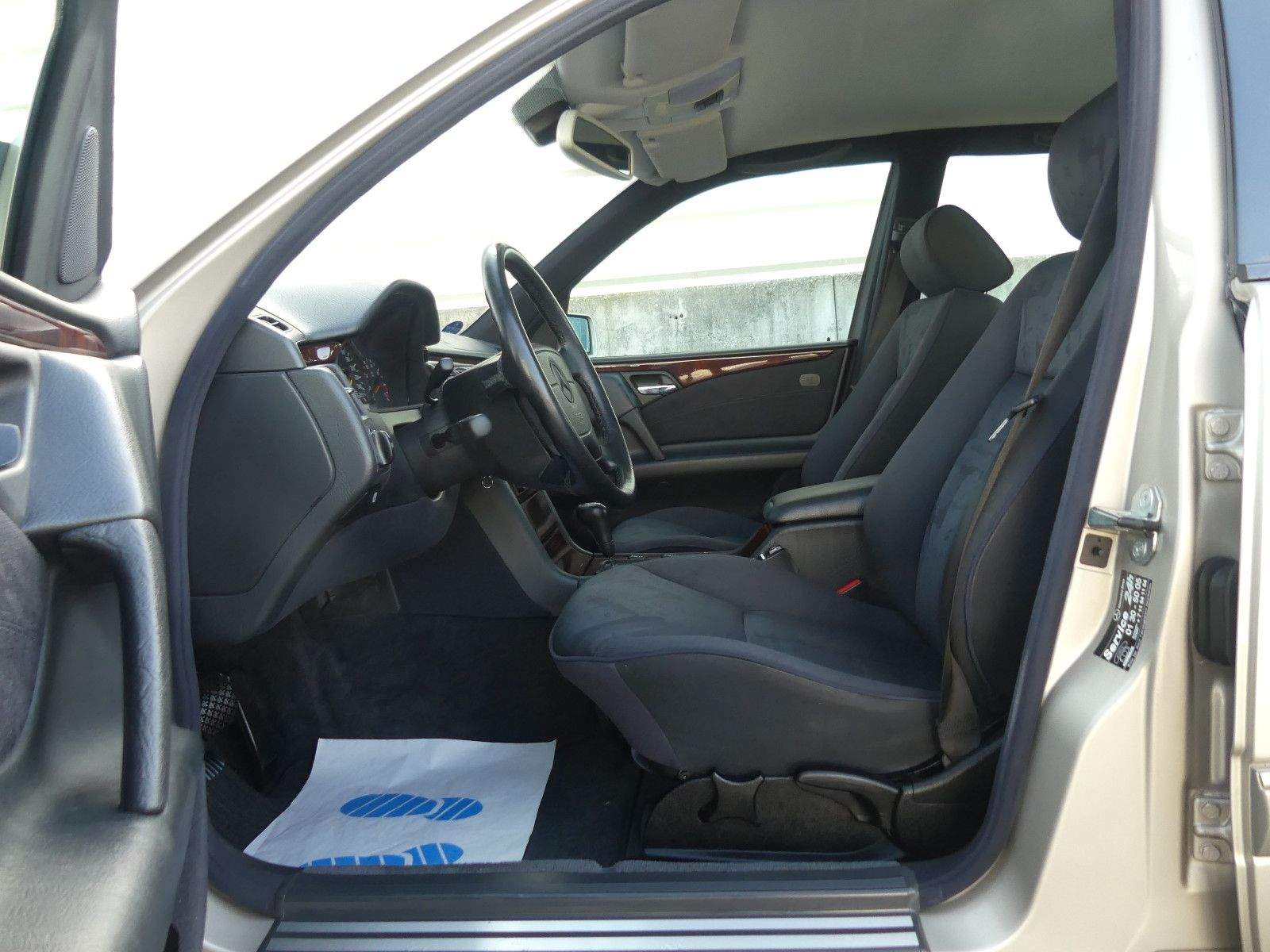 MERCEDES-BENZ E 320 Limousine Automatik Elegance Xenon