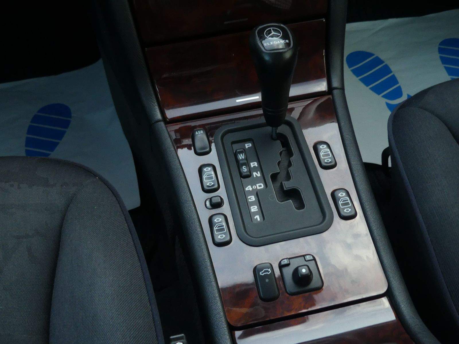 MERCEDES-BENZ E 320 Limousine Automatik Elegance Xenon