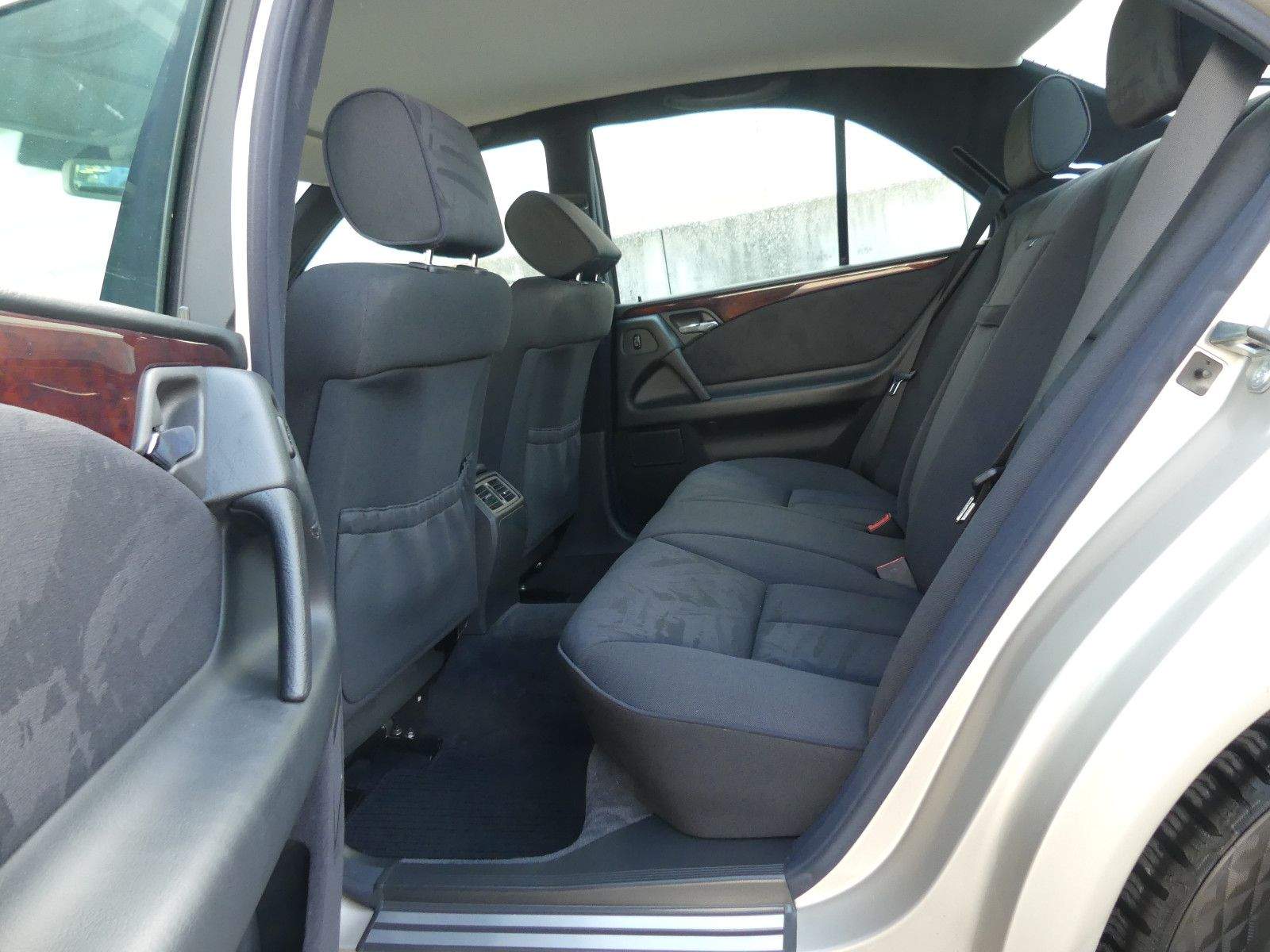 MERCEDES-BENZ E 320 Limousine Automatik Elegance Xenon