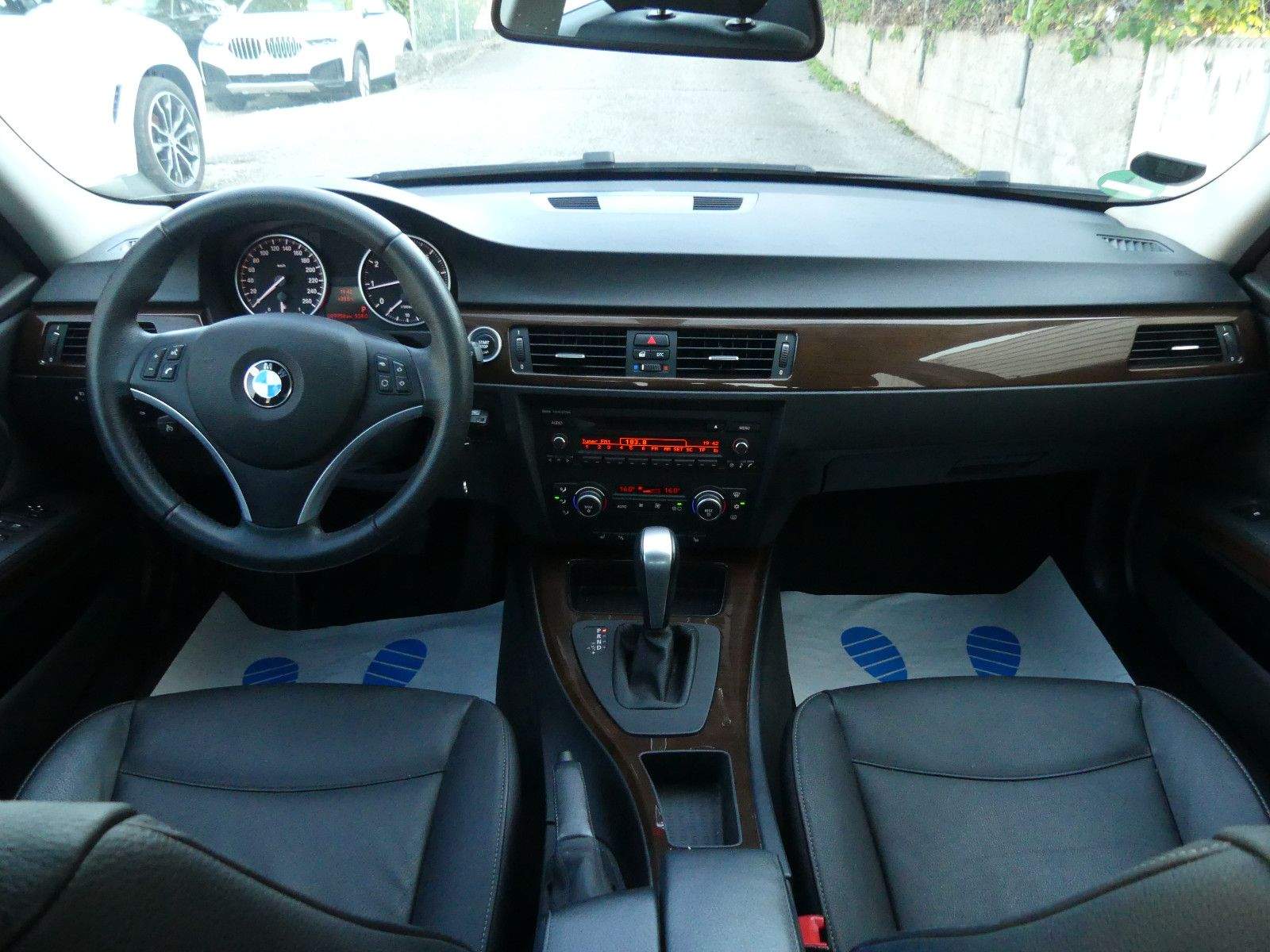 BMW 320i Lim. Automatik PDC AHK Leder Temp Wenig Km