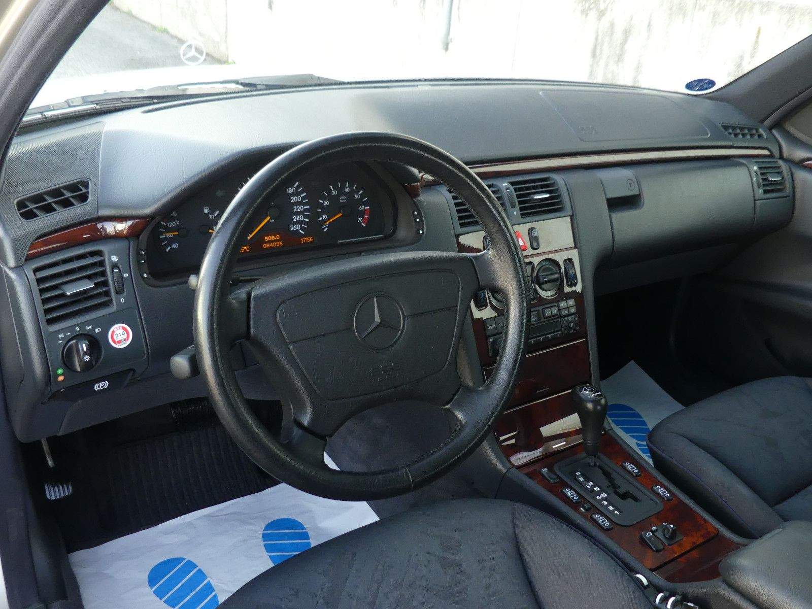 MERCEDES-BENZ E 320 Limousine Automatik Elegance Xenon