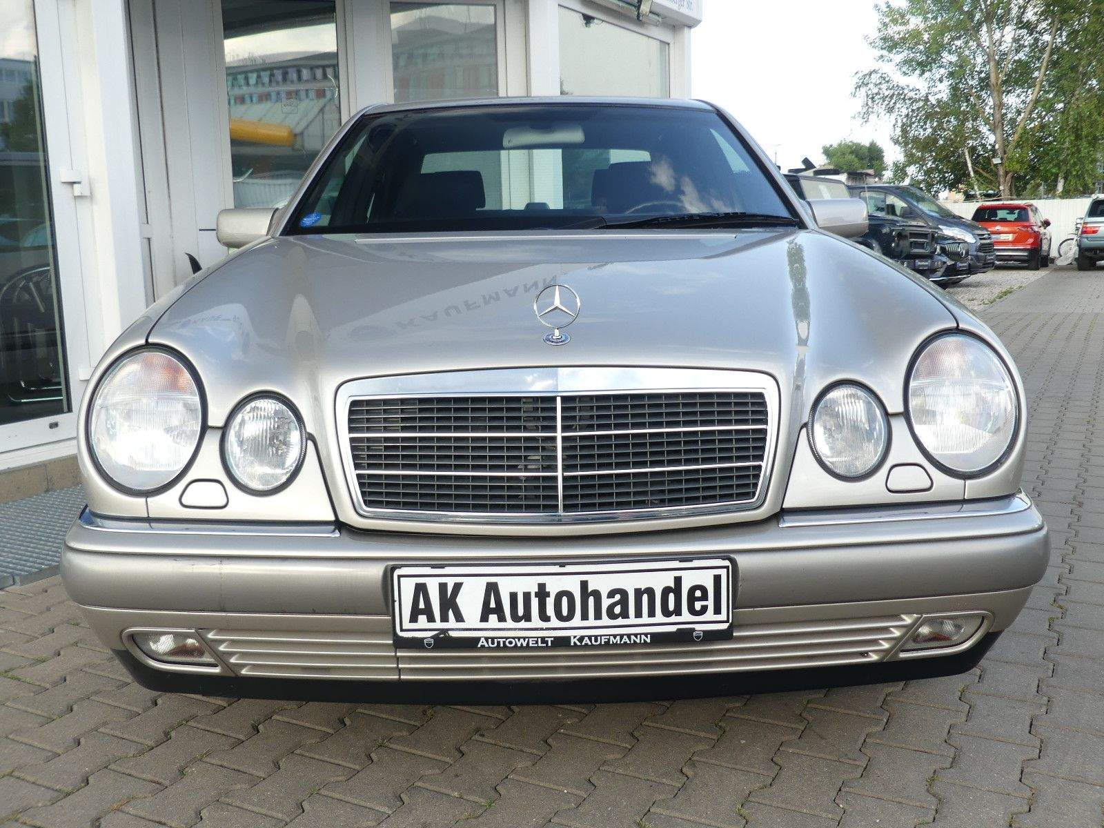 MERCEDES-BENZ E 320 Limousine Automatik Elegance Xenon