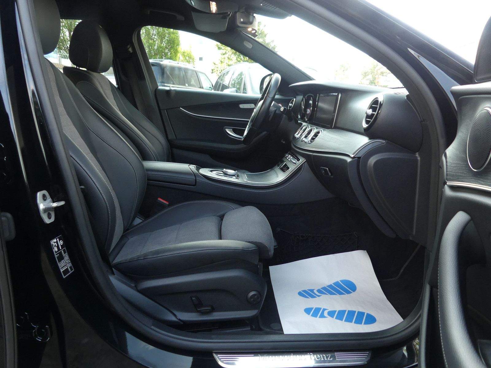 MERCEDES-BENZ E 220D Avantgarde Sport Style LED Kam. Navi.