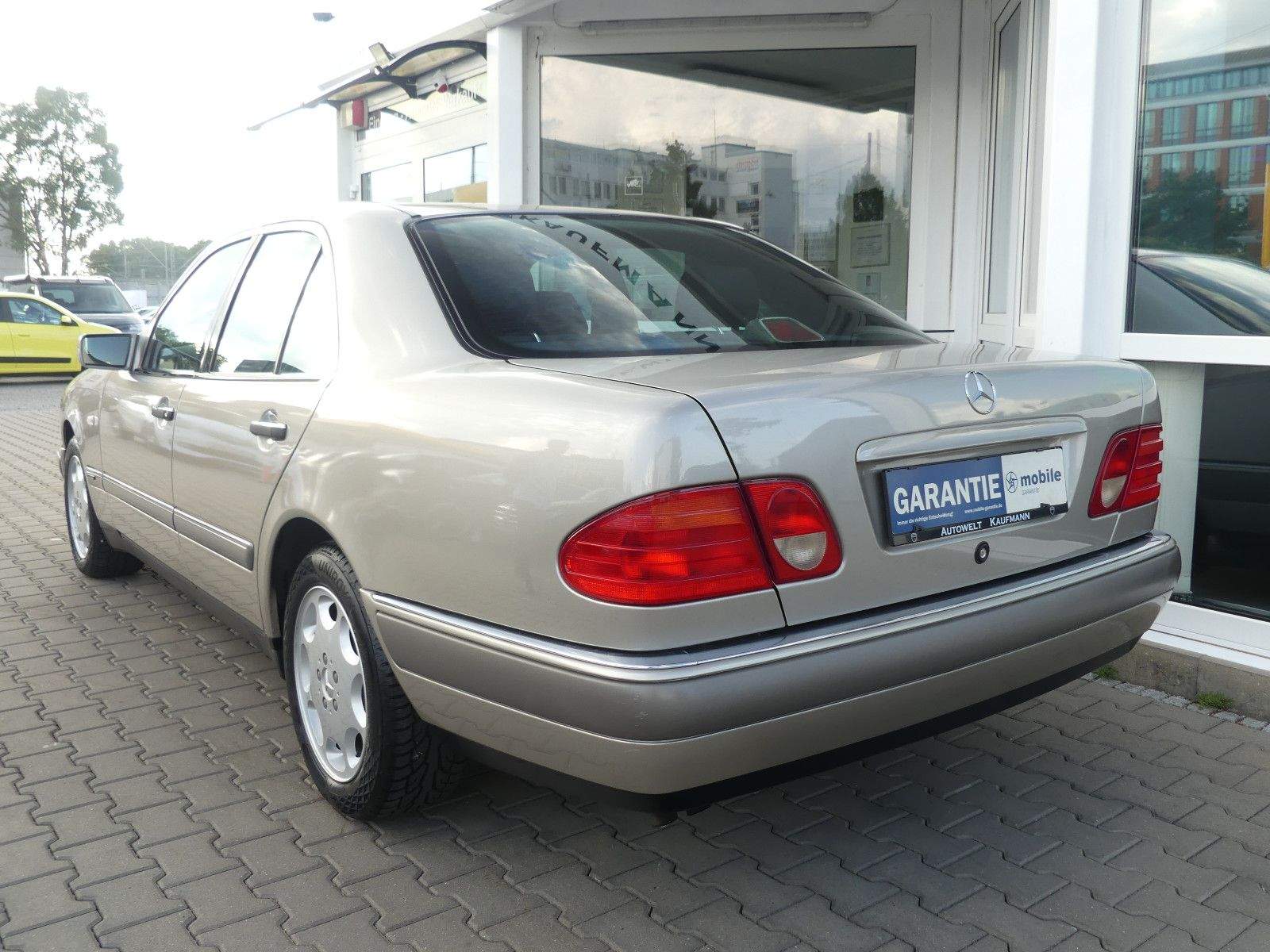 MERCEDES-BENZ E 320 Limousine Automatik Elegance Xenon
