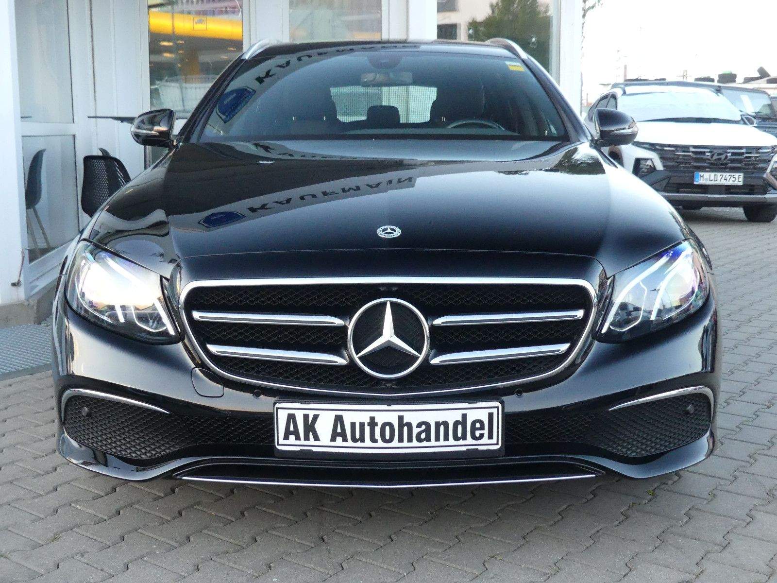 MERCEDES-BENZ E 220D Avantgarde Sport Style LED Kam. Navi.
