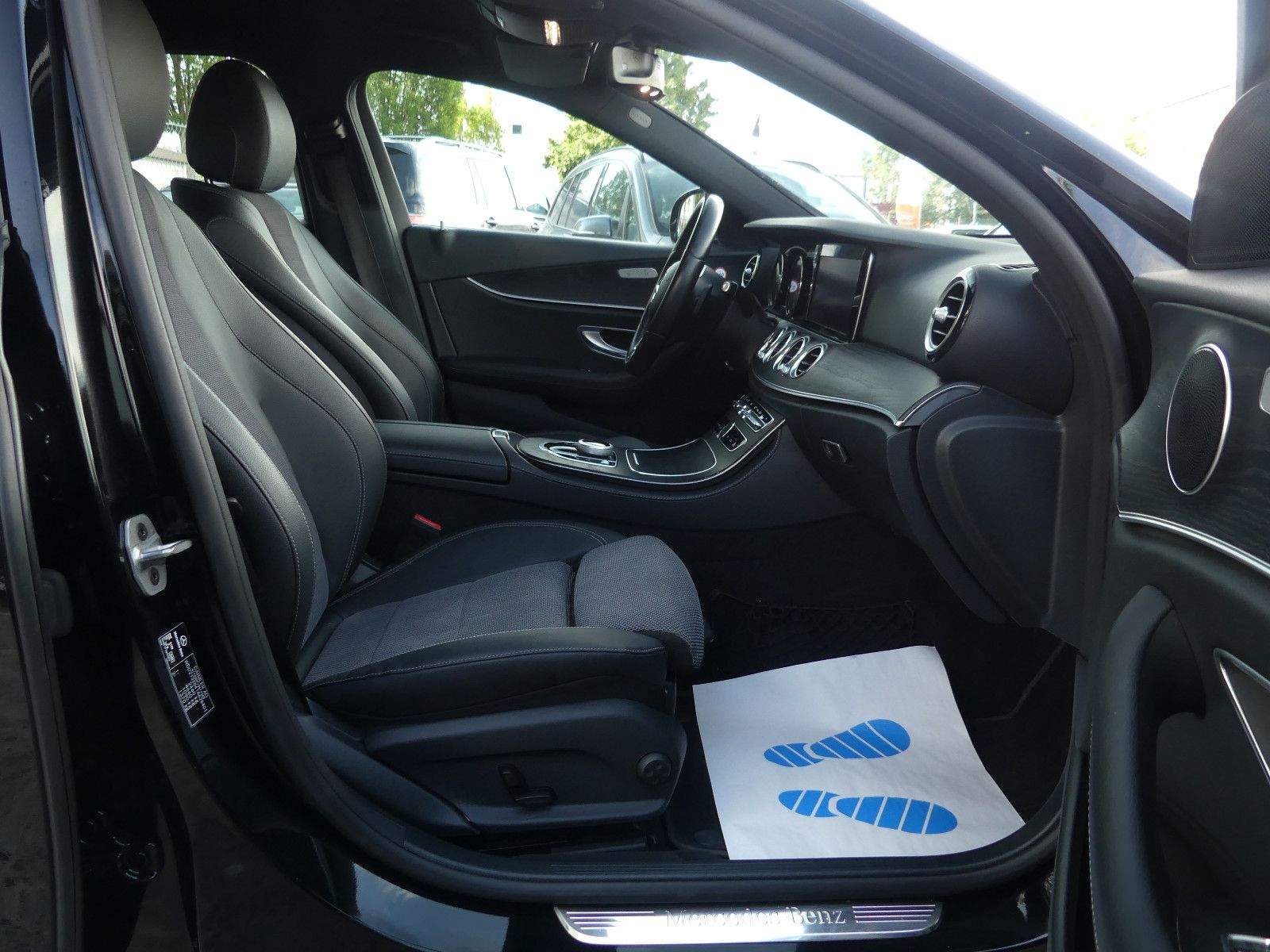 MERCEDES-BENZ E 220D Avantgarde Sport Style LED Kam. Navi.
