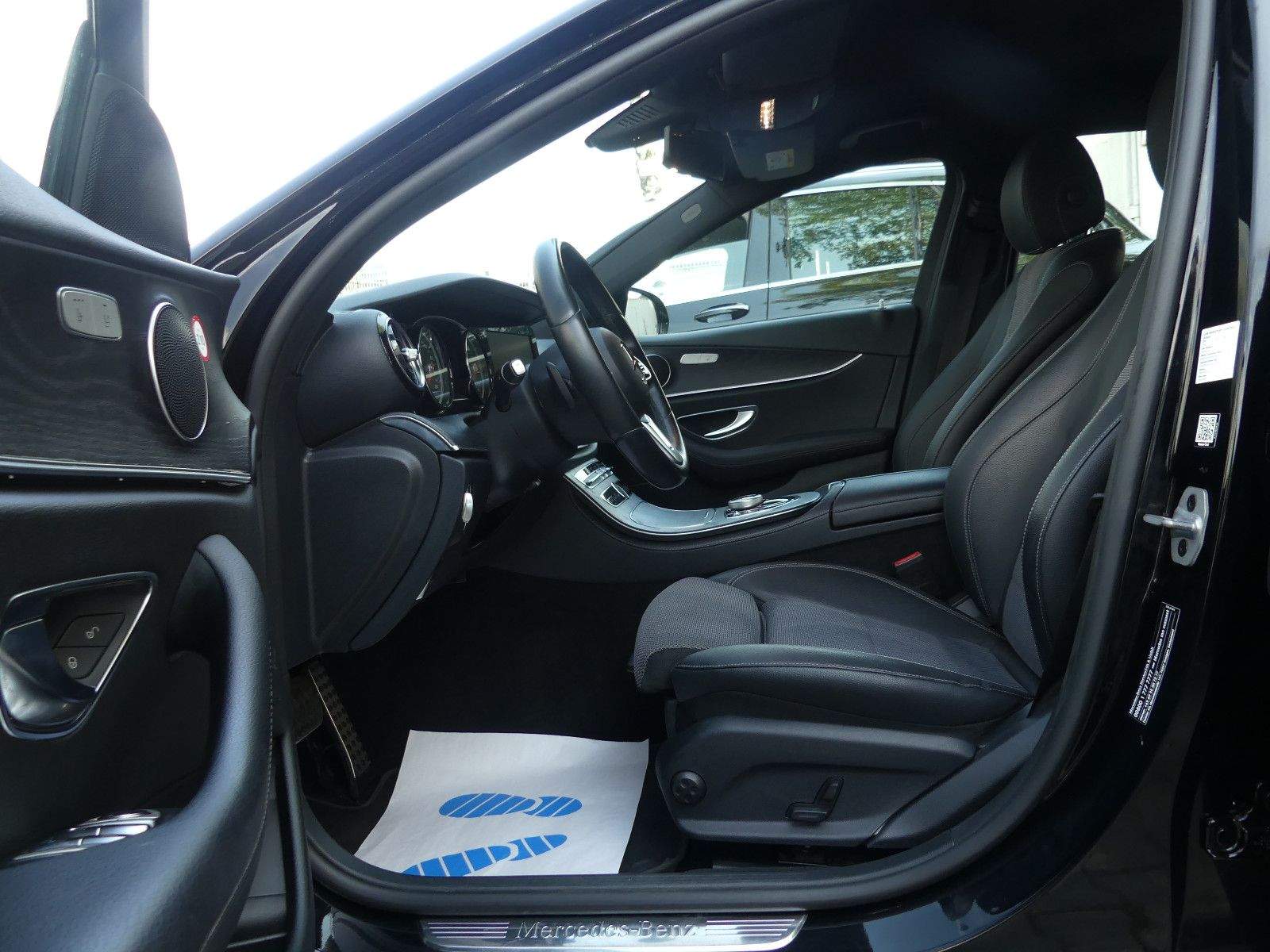 MERCEDES-BENZ E 220D Avantgarde Sport Style LED Kam. Navi.