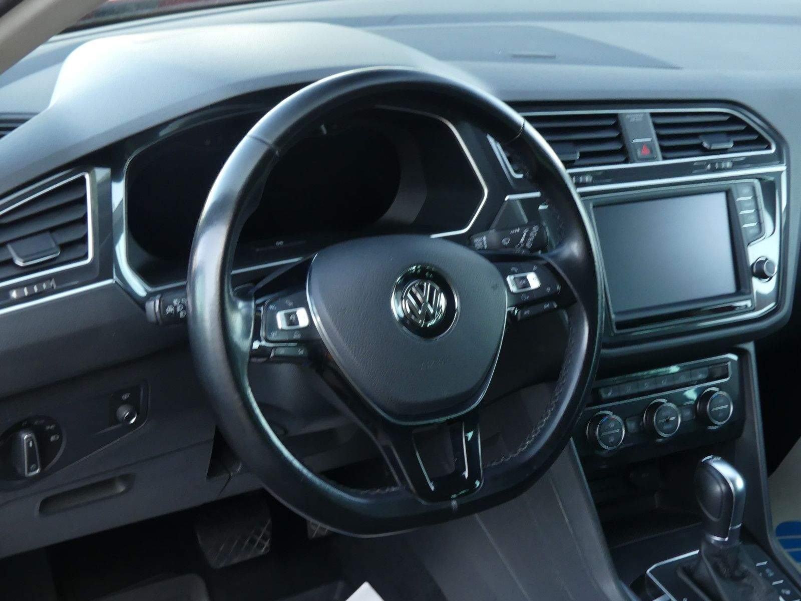 VW Tiguan Highl Offr 4M LED ACC HUD AHK Pano Standh