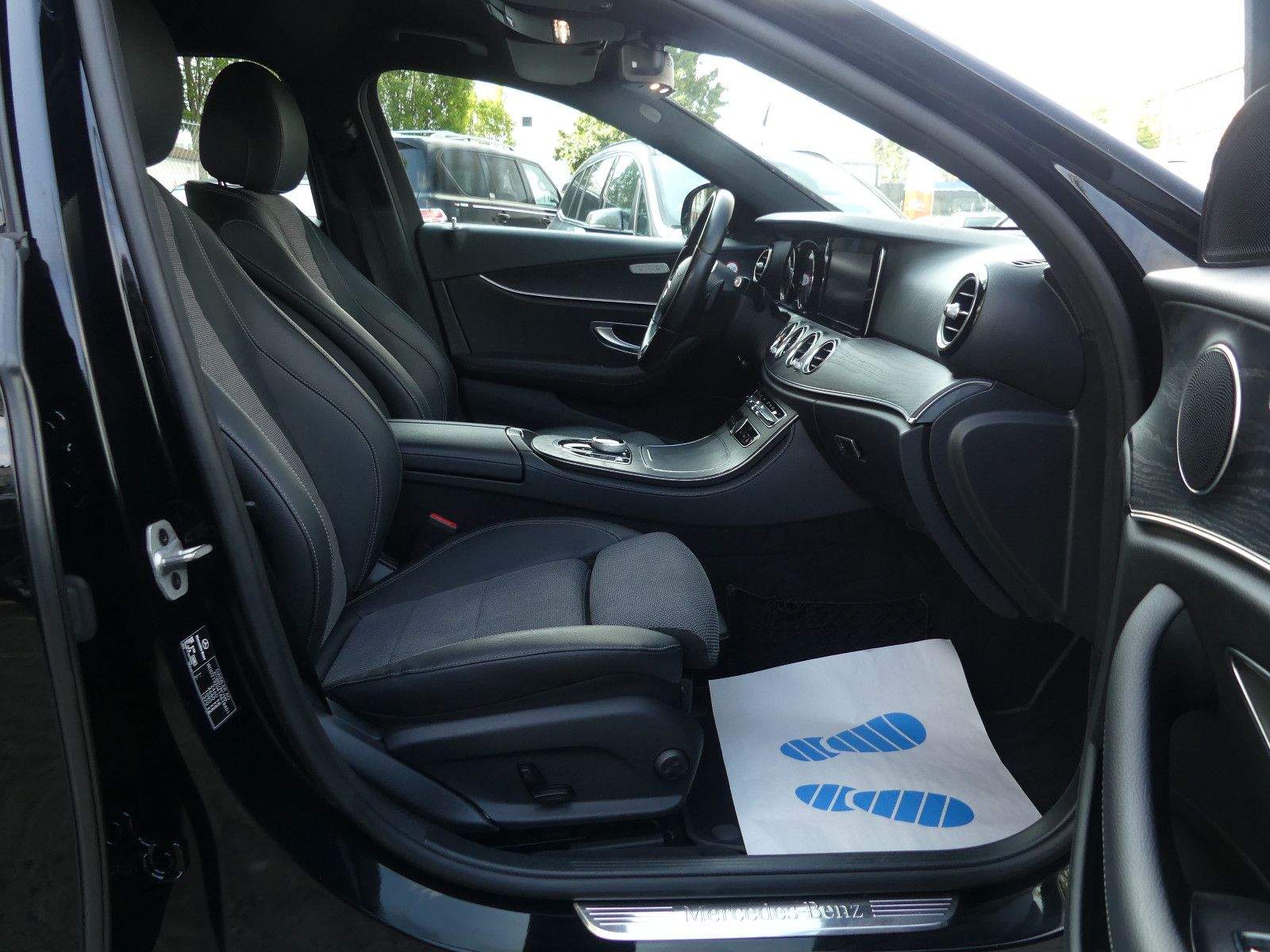 MERCEDES-BENZ E 220D Avantgarde Sport Style LED Kam. Navi.