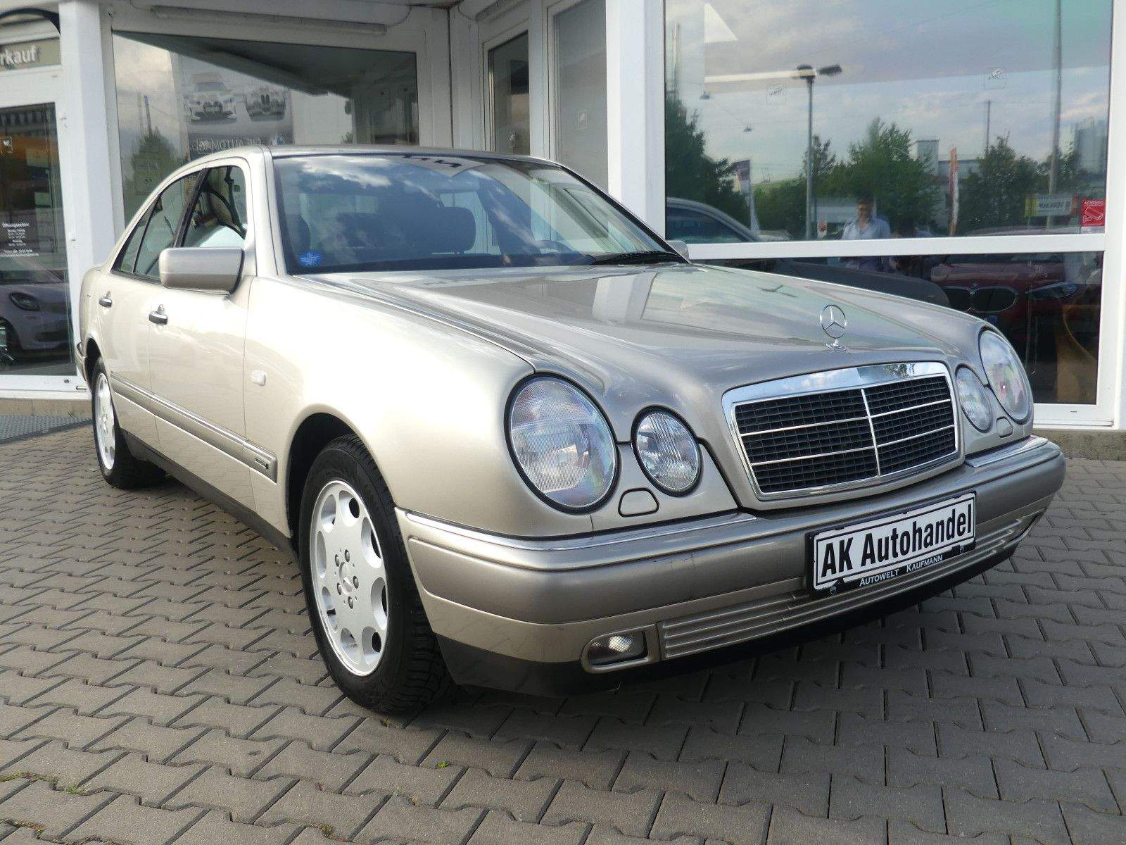 MERCEDES-BENZ E 320 Limousine Automatik Elegance Xenon