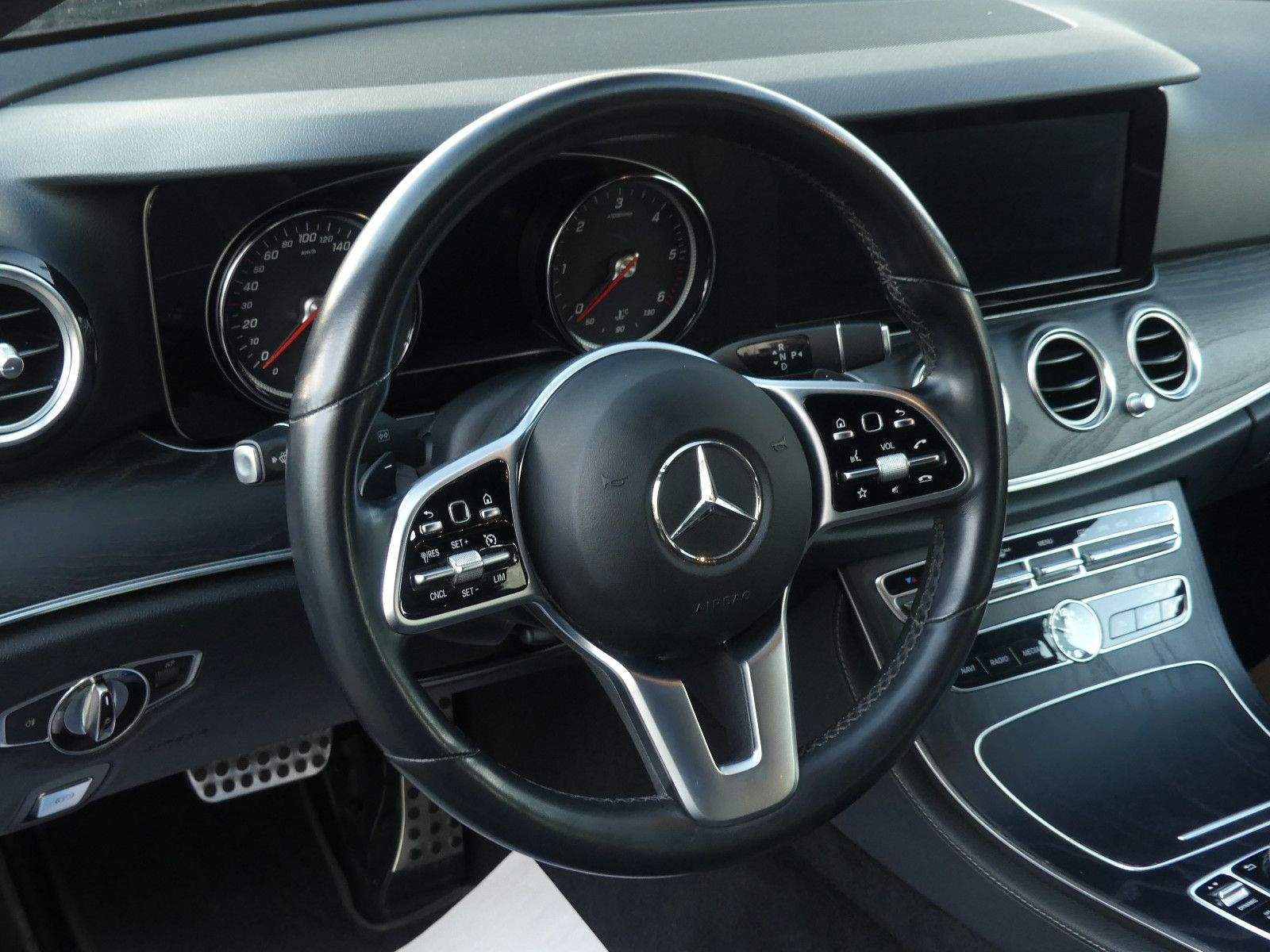 MERCEDES-BENZ E 220D Avantgarde Sport Style LED Kam. Navi.