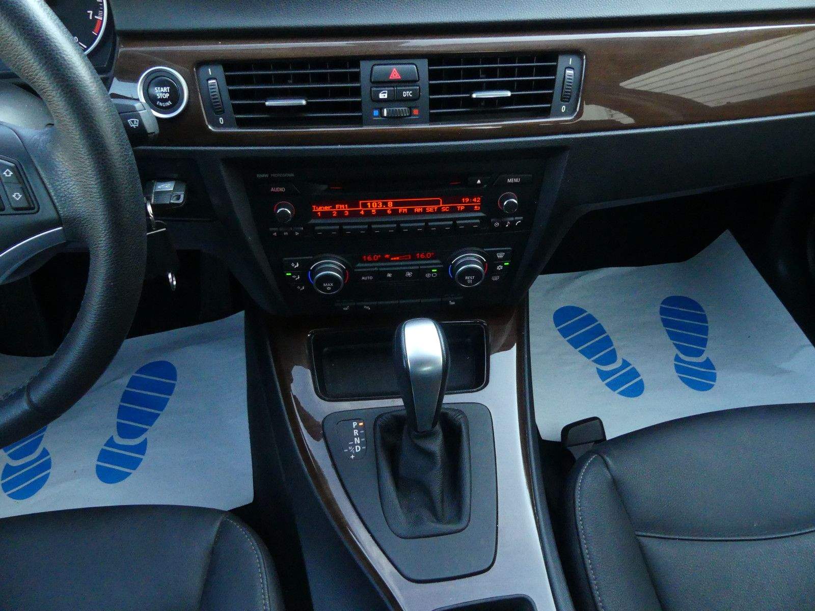 BMW 320i Lim. Automatik PDC AHK Leder Temp Wenig Km