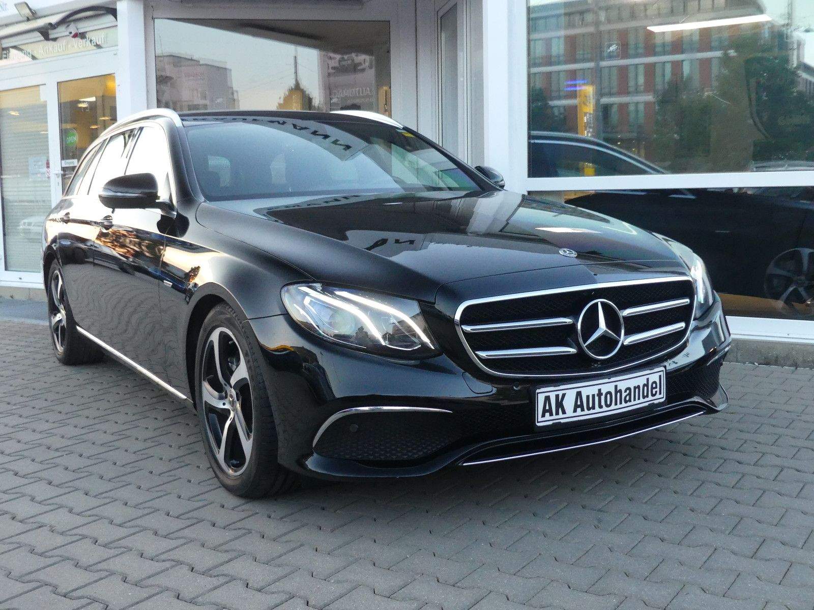 MERCEDES-BENZ E 220D Avantgarde Sport Style LED Kam. Navi.