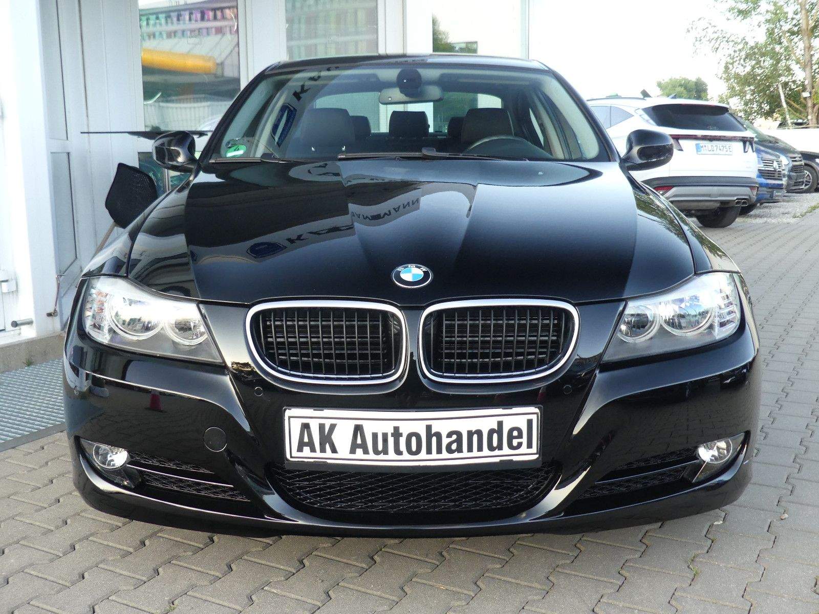BMW 320i Lim. Automatik PDC AHK Leder Temp Wenig Km